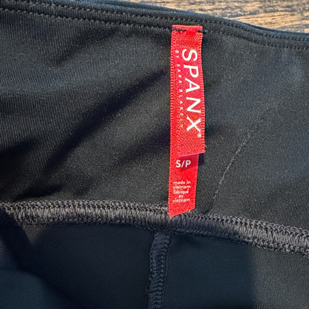 Spanx shiny faux leather like leggings small - Picture 4 of 5